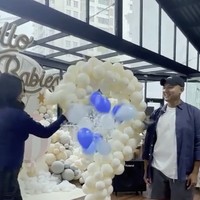 Rupanya Angel dan suami juga telah mengadakan momen gender reveal untuk mengetahui jenis kelamin jabang bayi yang dikandungnya. Dari acara tersebut diketahui jika anak yang dikandung Angel berjenis kelamin laki-laki. Foto: Instagram/@angelpieters