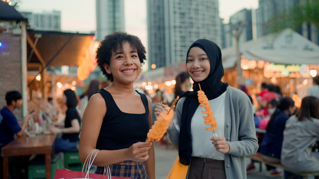 Apa Boleh Muslim Menyantap Makanan dari Non Muslim?