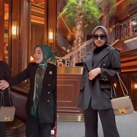 Anggota arisan Lady Boss berikutnya yang harga outfitnya ditebak Shella adalah pemilik brand hijab Lasabelle Official, Melisa Etna Tiara. Shella memperkirakan harga outfit Melisa sekitar Rp 350 juta. Foto: Dok. TikTok @shellasaukia.