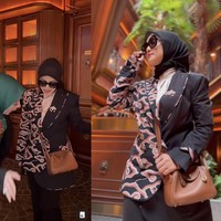 Dalam unggahan tebak harga outfit anggota arisan Lady Boss Indonesia yang viral itu, Shella Saukia juga menerka harga outfit pemilik batik Trusmi, Sally Giovanny yaitu sekitar Rp 300 juta.  Foto: Dok. TikTok @shellasaukia.