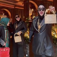 Shella Saukia selanjutnya menghampiri Mira Hayati yang sempat viral karena membeli tas dari emas. Mira menyebutkan tas emas yang dibawanya beratnya 1,5 kg dengan harga sekitar Rp 1 Miliar. Gelang yang Mira pakai totalnya Rp 200 juta. Total keseluruhan outfit dari pemilik kosmetik, MH Miracle Whitening Skin itu sekitar Rp 2 Miliar. Foto: Dok. TikTok @shellasaukia.