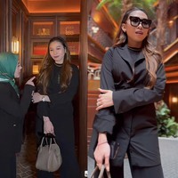 Selanjutnya Shella Saukia menebak harga outfit dari pemilik bisnis skincare Kedas Beauty, Candra Dewi Maharani. Masya Allah Tabarakallah segan kali lho! Ini owner Kedas Beauty, siapa yang tidak tahu dia, anak aku aja ngefans sama dia. (harga outfit) Rp 350 juta, tebak Shella. Foto: Dok. TikTok @shellasaukia.