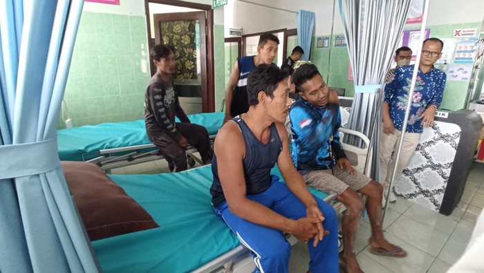 Awak kapal terdampar di Pantai Gayasan yang selamat saat berada di Puskesmas Wonotirto, Blitar, Kamis (7/9/2023).