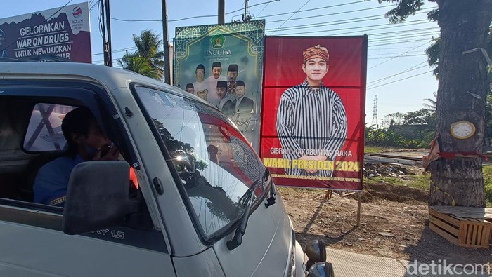 Baliho dukungan untuk Gibran Rakabuming Raka menjadi Wakil Presiden 2024 di pertigaan Kesugihan, Kabupaten Cilacap, Kamis (7/9/2023).