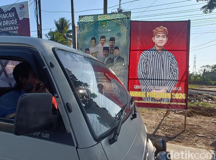 Baliho dukungan untuk Gibran Rakabuming Raka menjadi Wakil Presiden 2024 di pertigaan Kesugihan, Kabupaten Cilacap, Kamis (7/9/2023).