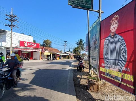 Baliho dukungan untuk Gibran Rakabuming Raka menjadi Wakil Presiden 2024 di pertigaan Kesugihan, Kabupaten Cilacap, Kamis (7/9/2023).