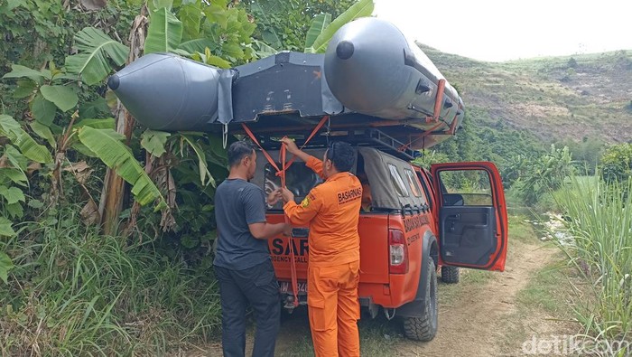 Basarnas melakukan pencarian ABK nelayan Prigi yang tenggelam di Blitar