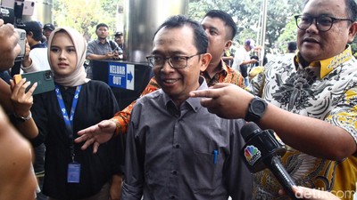 Belum Ditahan KPK, Eks Dirut TransJ Tebar Senyum Lebar