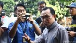 Belum Ditahan KPK, Eks Dirut TransJ Tebar Senyum Lebar