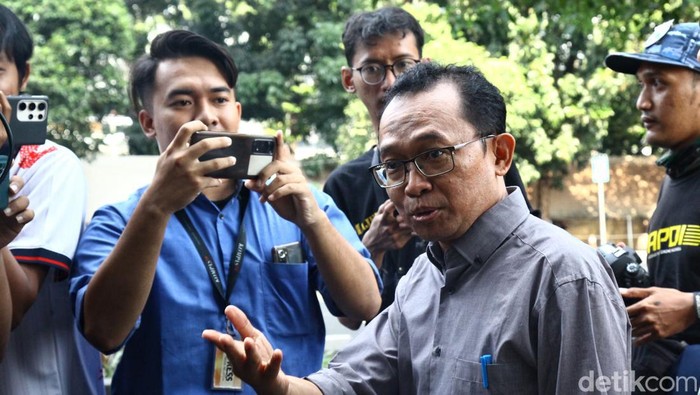 Eks Dirut TransJakarta Kuncoro Wibowo telah selesai menjalani pemeriksaan sebagai tersangka kasus dugaan korupsi beras kemensos periode 2020-2021.