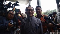 Enam orang telah ditetapkan sebagai tersangka dalam kasus tersebut. Para tersangka itu bernama Muhammad Kuncoro Wibowo (MKW), Budi Susanto (BS), April Churniawan (AC), Ivo Wongkaren (IW), Roni Ramdani (RR), dan Richard Cahyanto (RC). Sejauh ini KPK baru menahan tersangka Ivo, Roni, dan Richard.