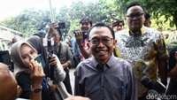 Kuncoro ke luar ruang pemeriksaan sekitar pukul 16.30 WIB, Kamis (7/9/2023). Dia kemudian bergegas meninggalkan gedung KPK. Kuncoro diperiksa sebagai tersangka dalam kasus korupsi beras bansos di Kementerian Sosial periode 2020 hingga 2021.