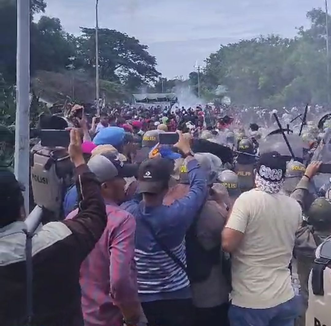 Bentrok warga tim terpadu Batam di Pulau Rempang. (Istimewa)