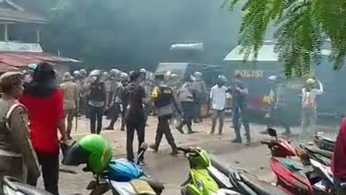 Bentrok warga tim terpadu Batam di Pulau Rempang. (Istimewa)