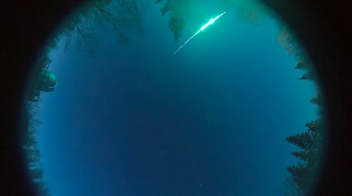 Bola api hijau melintasi langit di atas Alberta, Kanada