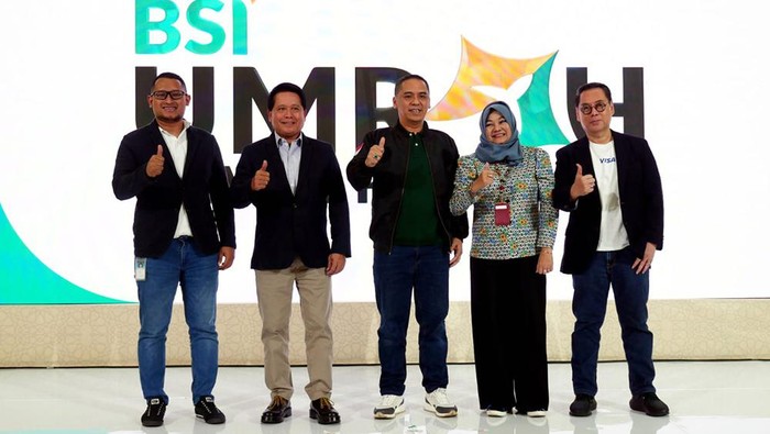 BSI Perkuat Pertumbuhan dan Pengembangan Bisnis Ekosistem Haji dan Umrah Direktur Utama BSI Hery Gunardi (tengah) bersama Wakil Menteri Agama Republik Indonesia Saiful Rahmat Dasuki (kiri) saat mengunjung salah satu merchant peserta BSI Umrah Travel Fair di Main Atrium Kota Kasablanka, Jakarta (07/09/2023).