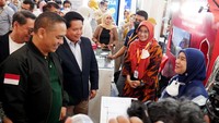 Direktur Utama BSI Hery Gunardi bersama Wakil Menteri Agama Saiful Rahmat Dasuki mengunjung salah satu merchant peserta BSI Umrah Travel Fair di Main Atrium Kota Kasablanka, Jakarta (7/9/2023).