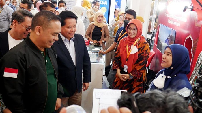Direktur Utama BSI Hery Gunardi (tengah) bersama Wakil Menteri Agama Republik Indonesia Saiful Rahmat Dasuki (kiri) saat mengunjung salah satu merchant peserta BSI Umrah Travel Fair di Main Atrium Kota Kasablanka, Jakarta (07/09/2023).