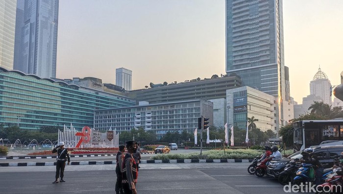 Buka tutup jalan di Bundaran HI situasional mengikuti kedatangan delegasi KTT ASEAN ke-43 (Tiara Aliya/detikcom)