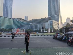 Situasi Buka Tutup Jalan di Bundaran HI Saat Delegasi KTT ASEAN Lewat