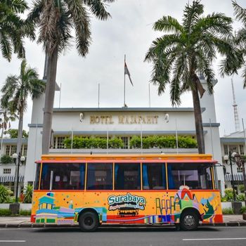 Bagi kamu yang ingin liburan keliling Kota Pahlawan, Dinas Pariwisata Kota Surabaya menyediakan Surabaya Sightseeing and City Tour Bus (SSCT). Berikut cara memesan tiket hingga ketentuannya.