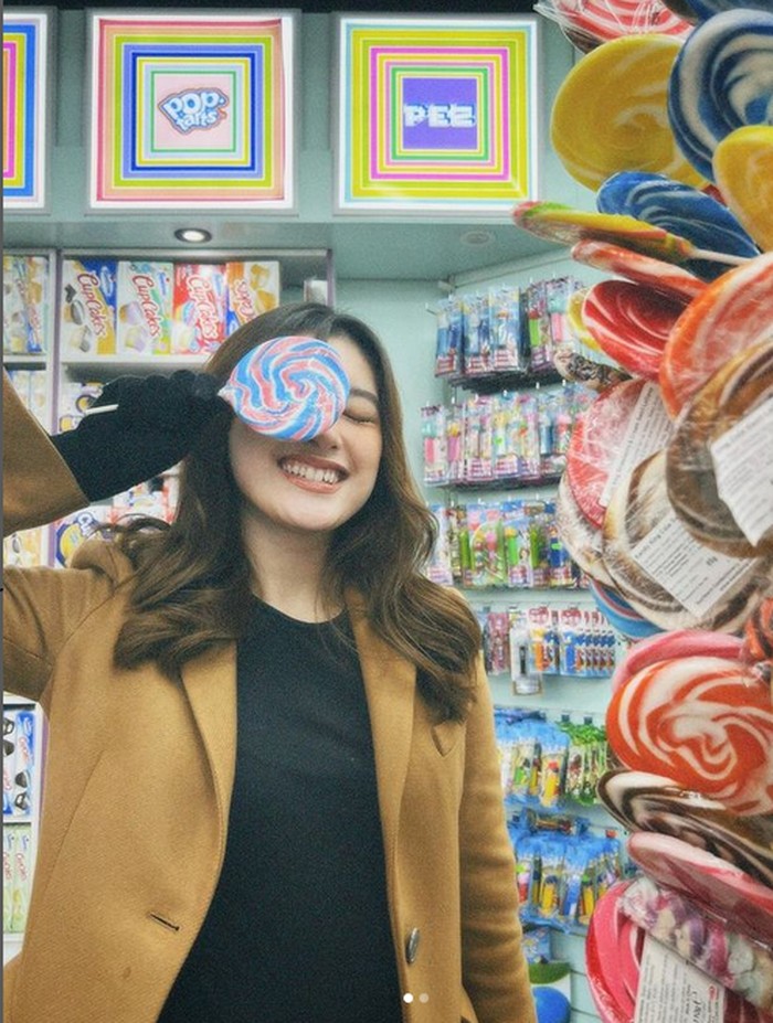 Cantiknya Amanda Caesa, Putri Parto Saat Jajan Permen dan Buah Cantiknya Amanda Caesa, Putri Parto Saat Jajan Permen dan Buah
