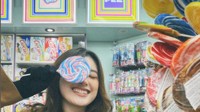 Di Instagramnya, Amanda bisa dibilang  sebagai influencer karena memiliki ratusan ribu followers. Ini fotonya saat jajan permen yang ia bagikan untuk followersnya. Foto: Instagram @amandacaesaa