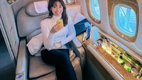 Berangkat ke Inggris sendirian untuk kuliah. Amanda pamer foto dirinya menikmati jus jeruk di dalam pesawat. Foto: Instagram @amandacaesaa