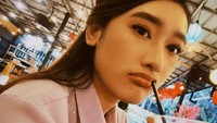 Meski kini Amanda sudah terkenal, tapi ia tetap suka jajan minuman yang terjangkau seperti es teh manis ini. Foto: Instagram @amandacaesaa
