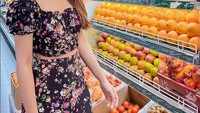 Salah satu kegiatan favoritnya adalah belanja buah-buahan yang segar. Di sini Amanda tampak serius memilih buah yang akan dia beli. Foto: Instagram @amandacaesaa