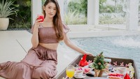 Menikmati sarapan dengan gaya floating breakfast, Amanda tampil cantik dengan nampan besar berisi nasi goreng hingga jus buah. Foto: Instagram @amandacaesaa