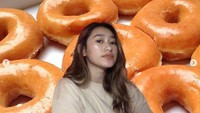 Suka dengan donat tanpa topping, Amanda unggah foto selfienya dengan latar belakang donat favoritnya. Foto: Instagram @amandacaesaa