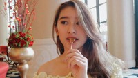 Penggemar makanan manis, Amanda selalu menyempatkan waktu untuk ngemil permen ketika sedang santai. Foto: Instagram @amandacaesaa
