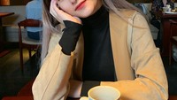 Terakhir ini pose manis Amanda ketika sedang menikmati kopi, di salah satu kafe mewah.  Foto: Instagram @amandacaesaa