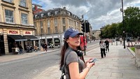 Amanda Caesa baru saja meraih gelar Bachelor of Arts dari University of The West of England, Inggris. Putri dari Parto ini mendapatkan banyak pujian karena prestasinya. Foto: Instagram @amandacaesaa