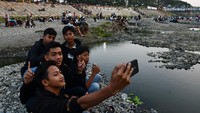 Momen ini dimanfaatkan warga untuk swafoto.