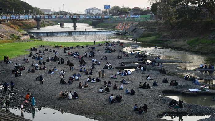 Sejumlah pengunjung berswafoto saat menikmati suasana di kawasan Sungai Madiun, Kota Madiun, Jawa Timur, Kamis (7/9/2023). Sejak sekitar dua bulan terakhir, musim kemarau mengakibatkan sebagian kawasan Sungai Madiun mengering dan menjadi objek wisata alternatif bagi warga dari Madiun serta daerah sekitar. ANTARA FOTO/Siswowidodo/rwa.