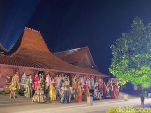 Denny Wirawan Gelar Fashion Show Koleksi Batik Kudus Berlatar Joglo Pencu