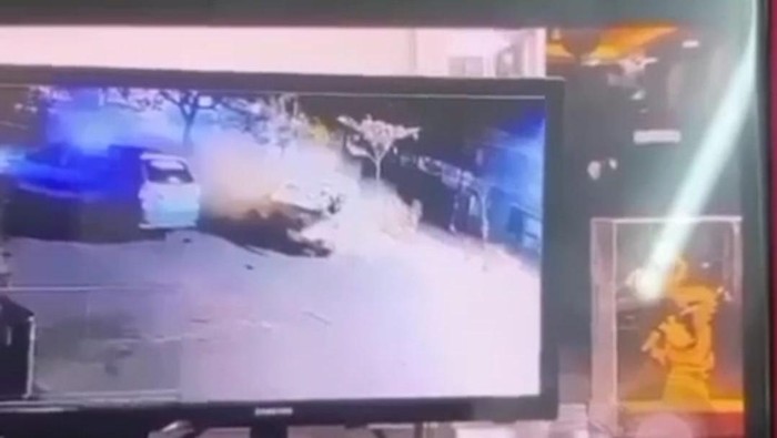 Detik-detik mobil Honda Brio terguling dan tewaskan sejoli di Makassar terekam CCTV. Dokumen Istimewa
