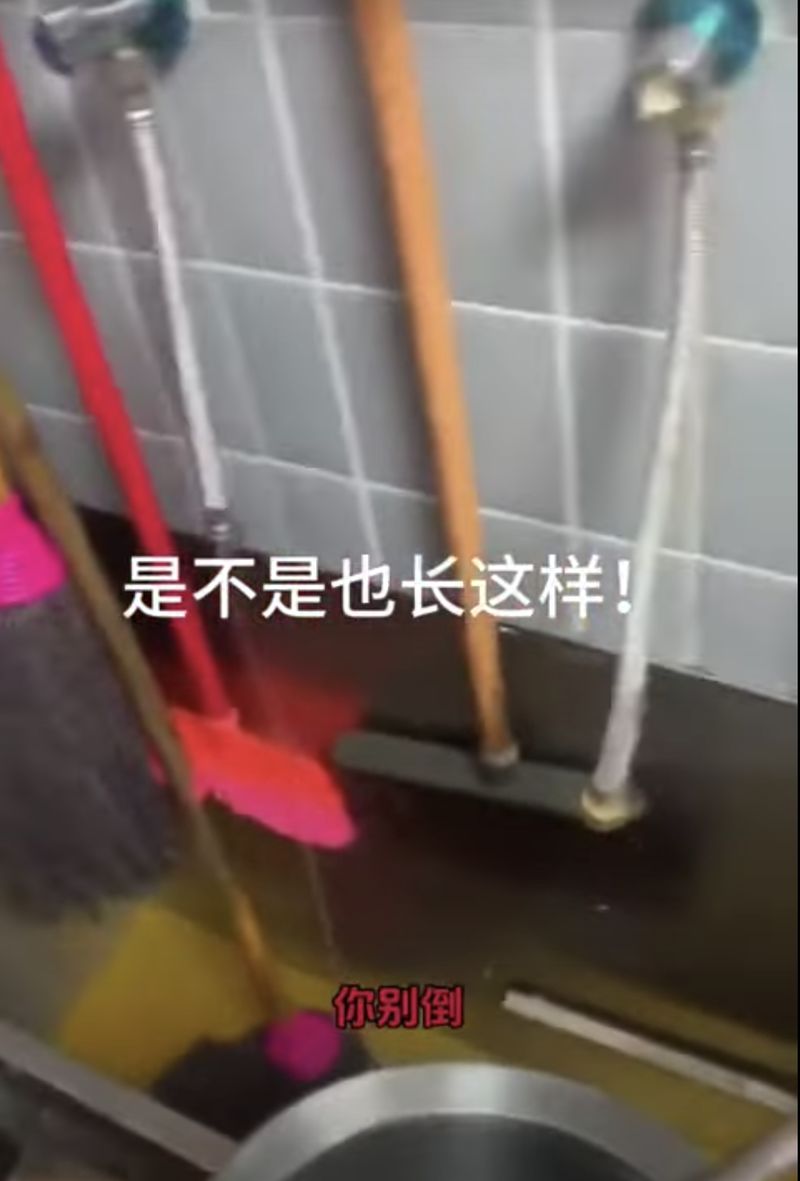Duh! Pegawai Resto Tertangkap Kamera Campur Jus Jeruk dengan Air Keran