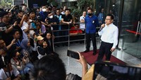 Wakil Ketua DPR RI ini tak menjelaskan detail materi pemeriksaannya. Dia mengatakan mendukung dan membantu KPK.