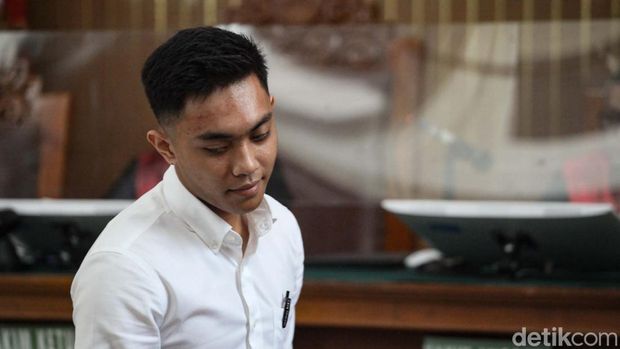 Mario Dandy Satriyo (20) divonis 12 tahun penjara terkait kasus penganiayaan terhadap Cristalino David Ozora (17). Dandy terbukti melakukan penganiayaan berat.