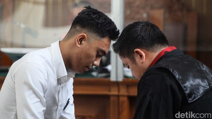 Mario Dandy Satriyo (20) divonis 12 tahun penjara terkait kasus penganiayaan terhadap Cristalino David Ozora (17). Dandy terbukti melakukan penganiayaan berat.