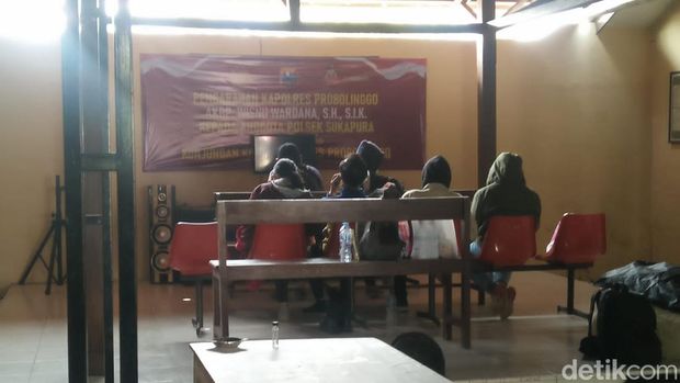 Enam pengunjung yang diamankan diduga mengakibatkan kebakaran Gunung Bromo.