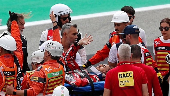 FILE PHOTO: MotoGP - Catalunya Grand Prix - Circuit de Barcelona-Catalunya, Barcelona, Spain - September 3, 2023 Ducati Lenovo Teams Francesco Bagnaia receives medical attention after crashing during the MotoGP race REUTERS/Bruna Casas/File Photo