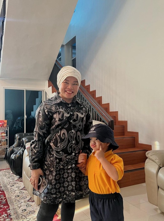 Dalam beberapa foto dan video yang dibagikan terlihat Gala diantar ke sekolah bersama dengan Oma dan tantenya, Fuji. Mengenakan seragam, Gala tampak lucu dan menggemaskan. Foto: Instagram/@galaasky