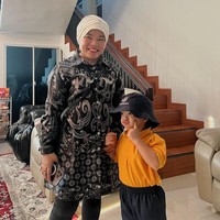 Dalam beberapa foto dan video yang dibagikan terlihat Gala diantar ke sekolah bersama dengan Oma dan tantenya, Fuji. Mengenakan seragam, Gala tampak lucu dan menggemaskan. Foto: Instagram/@galaasky