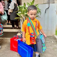 Mengenakan seragam berwarna kuning sambil menenteng beberapa tas dan botol minum, foto Gala yang satu ini juga tak kalah bikin gemas. Diketahui saat ini Gala sudah berusia sekitar 3 tahun. Foto: Instagram/@galaasky
