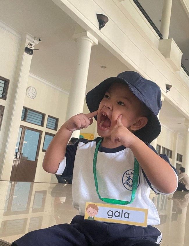 Sesuai dengan usianya saat ini, Gala didaftarkan masuk sekolah PAUD. Walau masih sangat kecil namun Gala terlihat bersemngat dan bahagia bersekolah. Foto: Instagram/@galaasky