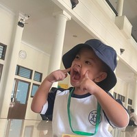 Sesuai dengan usianya saat ini, Gala didaftarkan masuk sekolah PAUD. Walau masih sangat kecil namun Gala terlihat bersemngat dan bahagia bersekolah. Foto: Instagram/@galaasky